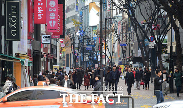 13일 오전 서울 중구 명동에는 한중 관계 청신호 소식 이후 유커(중국인 관광객)를 포함한 관광객들이 늘어가고 있다./임세준 기자