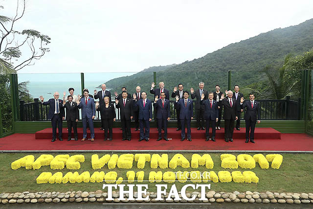 문재인 대통령(앞줄 오른쪽 세번째)이 11일(현지시간) 베트남 다낭에서 열린 아시아태평양경제협력체(APEC) 정상회의에서 각국 정상들과 단체 기념 사진 촬영을 하고 있다./청와대 제공