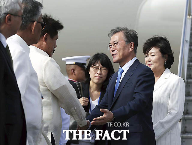 동남아시아 순방 중인 문재인 대통령과 김정숙 여사가 12일 오후 필리핀 니노이 아키노 국제공항에 도착하고 있다./청와대 제공