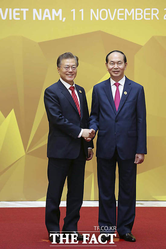 APEC정상회의 참가차 베트남을 방문중인 문재인 대통령이 11일 오전 (현지시간) 다낭시청사에서 쩐 다이 꽝 베트남 국가주석과 한-베 정상회담을 갖고 상호 협력방안에 대해 논의 했다. /청와대 제공