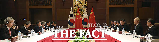 한국 문재인 대통령과 중국 시진핑 주석은 11일 베트남 다낭에서 아시아태평양경제협력체(APEC) 정상회의가 끝난 뒤 한중 정상회담을 열었다./청와대 제공