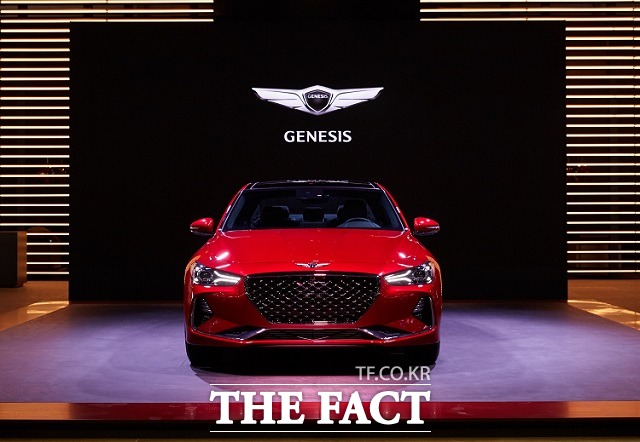 제네시스 브랜드가 14일(현지시각) 아랍에미리트 두바이의 두바이 월드 트레이드 센터에서 열리는 두바이 국제 모터쇼(두바이 모터쇼)에서 브랜드 최초 엔트리급 세단 G70를 공개했다. /제네시스 제공