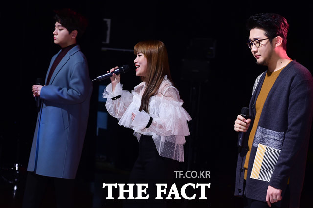 어반자카파 새 디지털 싱글 그때의 나, 그때의 우리가 워너원의 신곡 공세에 1위를 내줬으나 2위를 차지하며 인기몰이 중이다. /배정한 기자