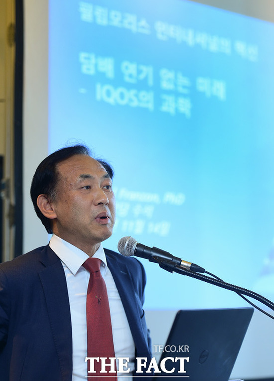 김병철 한국필립모리스 전무가 아이코스 유해성에 대해 설명하고 있다. /임세준 기자