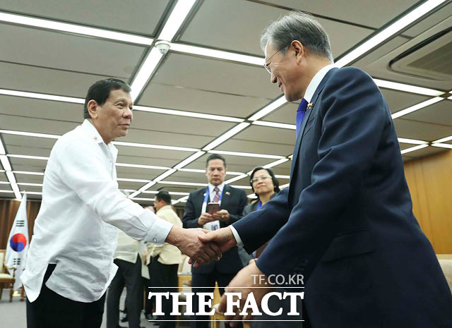 문재인 대통령이 13일 오후 (현지시간) 필리핀 마닐라 필리핀국제컨벤션센터(PICC)에서 로드리고 두테르테 필리핀 대통령을 만나 정상회담을 갖고 있다. /청와대 제공
