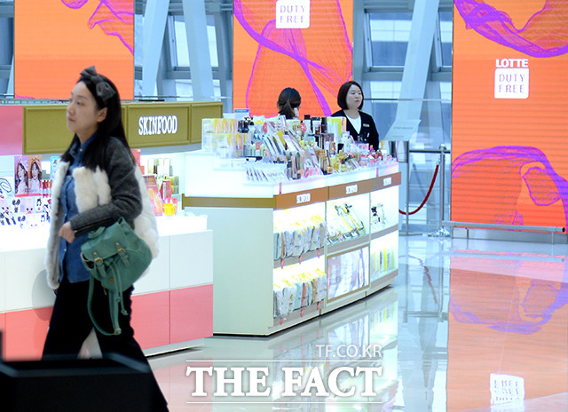 지난 3월 서울 송파구 롯데월드타워 면세점 화장품 매장에는 주말임에도 불구하고 사드 여파로 인해 한산한 모습을 보이고 있다. /임세준 기자