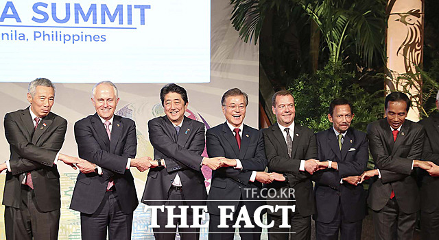 문재인 대통령이 14일 오후(현지시간) 필리핀 마닐라 필리핀국제컨벤션센터(PICC)에서 열린 제12차 동아시아정상회담(EAS)에 참석해 회담에 앞서 각국 정상들과 기념촬영을 하고 있다. 왼쪽부터 리센룽 싱가포르 총리, 맬컴 턴불 호주 총리, 아베 신조 일본 총리, 문 대통령, 드미트리 메드베데프 러시아 총리, 하사날 볼키아 브루나이 국왕, 조코 위도도 인도네시아 대통령. /청와대 제공