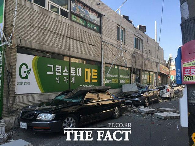 15일 오후 2시 29분쯤 경북 포항시 북구 북쪽 9㎞ 지역에서 규모 5.4의 지진이 발생한 가운데 도로와 차량이 지진으로 인해 파손돼 있다./독자제공