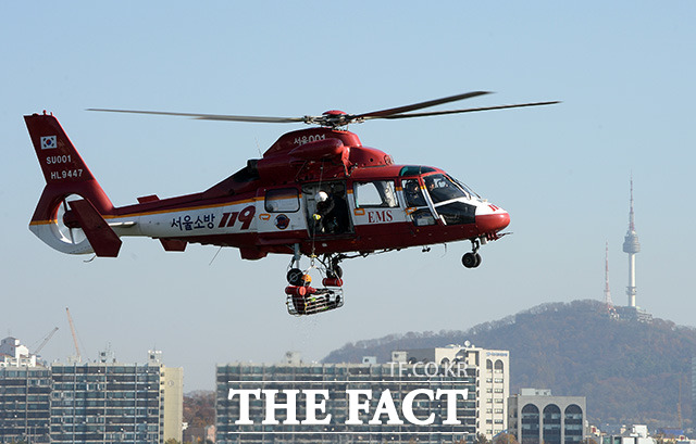 호이스트로 구조된 승객이 헬기로 이송되고 있다.