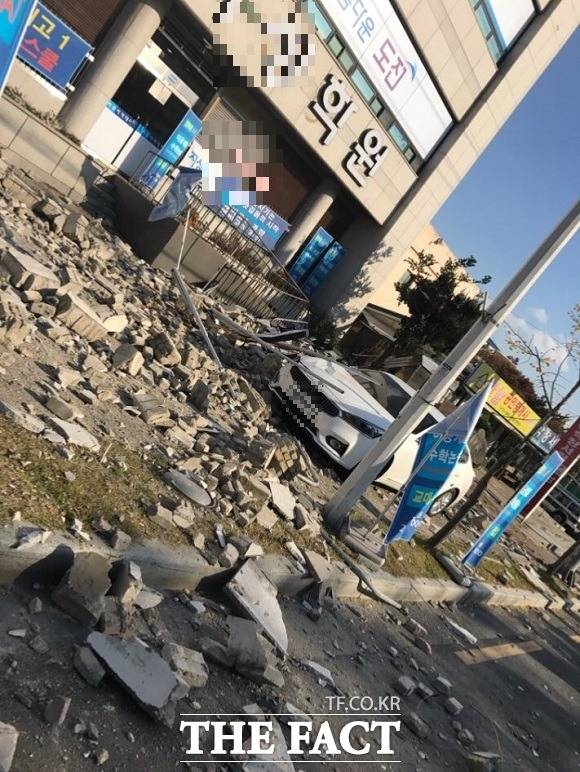 15일 오후 2시 29분께 경북 포항시 북구 북쪽 6㎞ 지점에서 규모 5.5 지진이 발생해 건물이 외벽이 붕괴됐다. /독자 제공