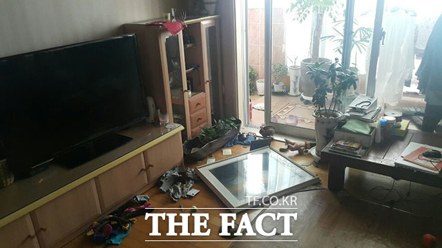 15일 오후 2시 29분쯤 경북 포항시 북구 북쪽 9㎞ 지역에서 규모 5.4의 지진이 발생한 가운데 한 가정집의 내부가 지진으로 인해 파손돼 있다. /독자제공