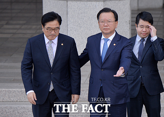 이동하는 우원식 더불어민주당 원내대표(왼쪽)와 김부겸 행정안전부 장관