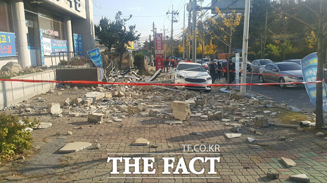 15일 오후 2시 29분쯤 경북 포항시 북구 북쪽 9㎞ 지역에서 규모 5.4의 지진이 발생한 가운데 도로와 차량이 지진으로 인해 파손돼 있다./독자제공