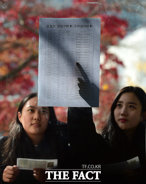 2018년도 대학수학능력시험 하루 전날인 15일 오전 서울 중구 정동 이화여자고등학교에서 고3 수험생들이 고사장을 확인하고 있다.