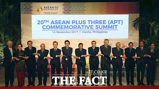 문재인 대통령(왼쪽에서 다섯 번째)을 비롯한  각국 정상들이  14일 (현지시간) 필리핀 마닐라 국제컨벤션센터에서 열린 제 20차 아세안+3 정상회담에 앞서 기념 촬영을 하고 있다. /청와대 제공