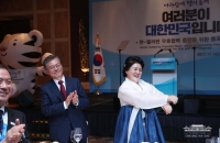  [TF비하인드] '숙블리' 김정숙 여사, 국경 없는 '친화력'