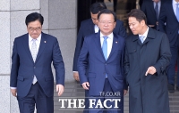[TF포토] 문재인 대통령 마중 나온 '당·정·청'