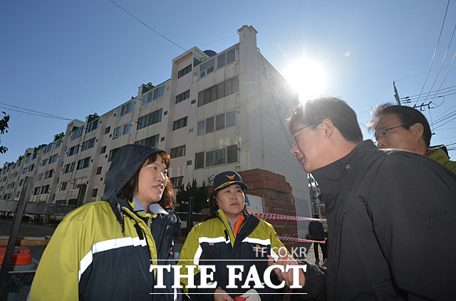 유승민 바른정당 대표가 지진 피해가 가장 큰 한 아파트를 찾아 피해 상황을 듣고 있다.