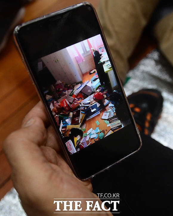 한 주민이 지진으로 어질러진 집안의 모습을 공개했다.