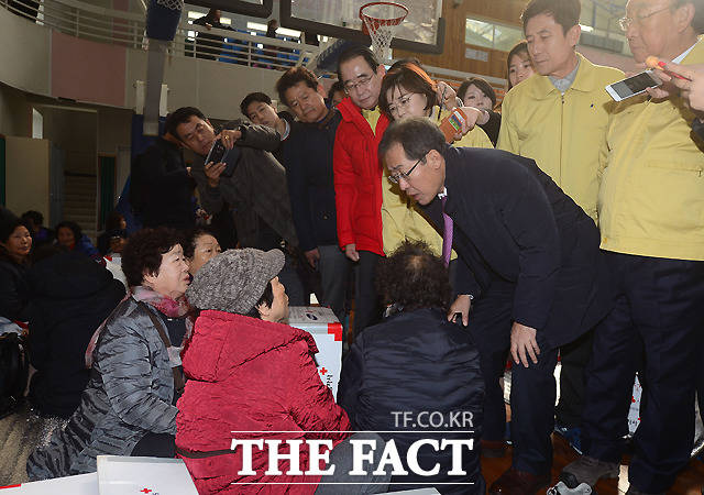포항 지진 피해 입은 주민들을 찾은 홍준표 자유한국당 대표.