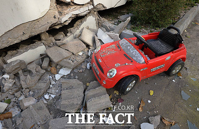진도 5.4의 지진 발생 이틀째인 16일 가장 많은 이재민이 발생한 경북 포항시 흥해읍의 한 아파트가 지진 당시의 처참한 광경을 보여주고 있다. /문병희 기자