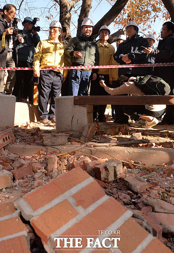 이낙연 국무총리(가운데)가 16일 경북 포항시 한동대학교를 찾아 지진 피해 상황을 파악하고 있다. /문병희 기자