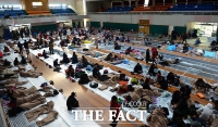 [TF사진관] 포항 지진, 여진 공포로  체육관에 모인 주민들