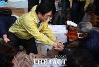 [TF포토] 포항 지진 주민들과 대화 나누는 우원식 원내대표