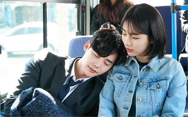배우 이종석과 수지(오른쪽)는 SBS 수목드라마 당신이 잠든 사이에에서 주연배우로 활약했다. /iHQ 제공