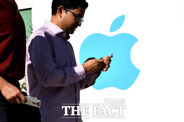 애플은 앞서 출시된 아이폰8보다 수요가 많은 아이폰X 생산에 주력하고 있다. /남윤호 기자