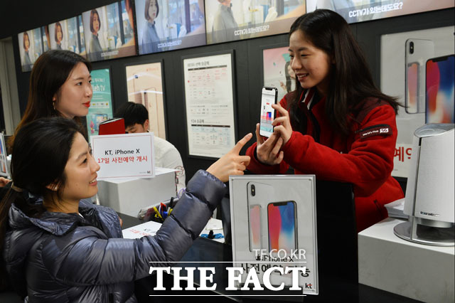 애플의 아이폰X이 비싼 가격에도 불구하고 사전 예약 판매에서 완판을 기록하는 등 소비자들에게 높은 관심을 받고 있다. 사진은 KT가 17일후 서울 KT스퀘어에서 아이폰X 사전예약을 알리는 행사를 진행하던 장면./남윤호 기자