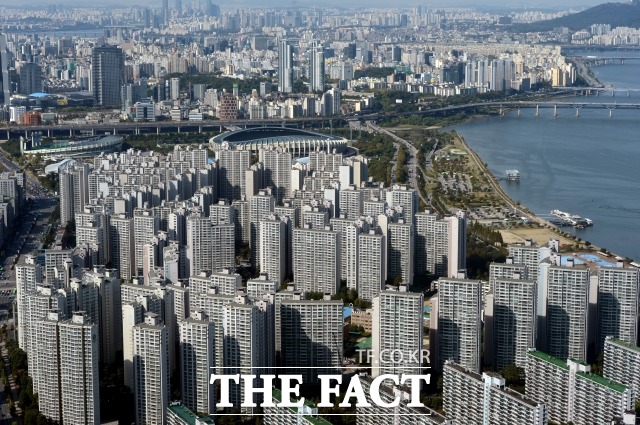 서울에서 최저가 주택과 최고가 주택의 딱 중간인 중위가격의 집을 구하기 위해서는 얼마나 걸릴까? 국회 기획재정위원회 간사 박광온 의원실에 따르면 서울 중위가격 주택을 구입하기 위해서는 매년 4700만원씩 9.2년을 모아야 가능했다. /더팩트 DB