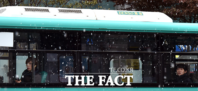 서울 일부 지역에서 첫눈이 내리는 20일 오후 서울 금천구 가산동 일대에서 버스에 탄 시민들이 눈을 바라보고 있다. /이새롬 기자