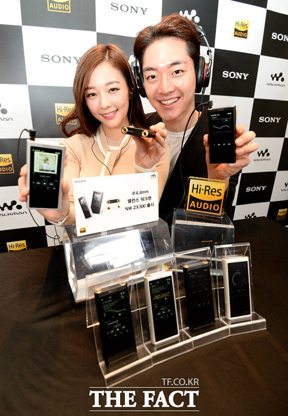 소니코리아 4.4mm 밸런스 워크맨 NW-ZX300 출시행사가 20일 오전 서울 종로구 포시즌스호텔에서 열려 모델들이 제품을 선보이고 있다. /임세준 기자
