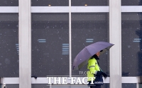 [TF포토] '첫눈' 반기는 우산