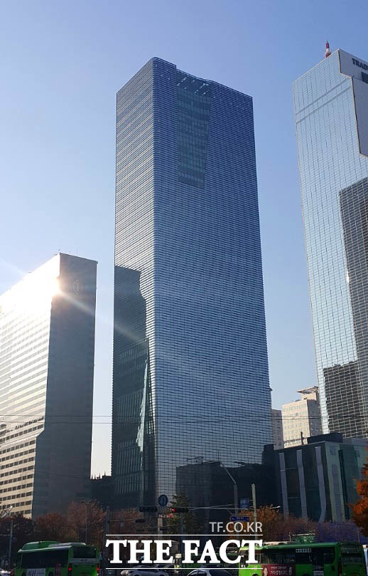 서울 2호선 삼성역 사거리에 위치한 파르나스타워 모습. 지상 40층·지하 8층 규모를 갖추고 있는 프라임급 오피스 빌딩이다. /더팩트 DB
