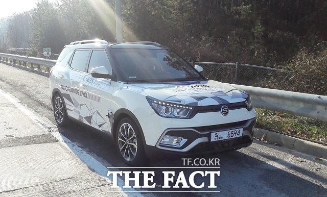 쌍용자동차는 20일 경기도 여주 한국도로공사 기술시연도로에서 진행된 미래형 도로시스템 기반의 자율 협력 기술 시연에 참가, 자율주행차 기술 시연을 성공적으로 마무리했다고 21일 밝혔다. /쌍용자동차 제공