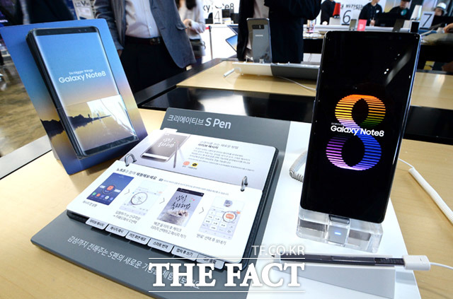삼성전자가 애플의 아이폰X(텐) 국내 출시를 앞두고 최신 갤럭시 스마트폰을 통해 적극적인 마케팅 공세를 펼치고 있다. 사진은 삼성전자 갤럭시노트8. /임세준 기자