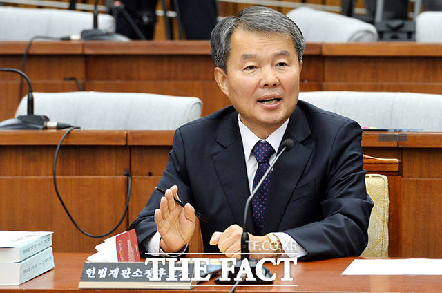 이진성 헌법재판소장 후보자가 22일 오전 서울 여의도 국회에서 열린 인사청문회에서 의원들의 질의에 대답하고 있다./이덕인 기자