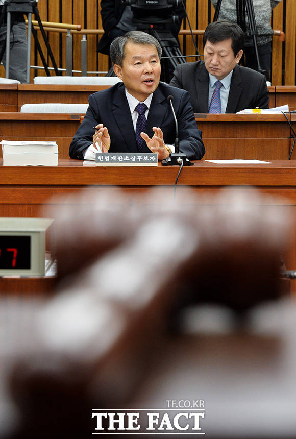 이진성 헌법재판소장 후보자가 22일 오전 서울 여의도 국회에서 열린 인사청문회에서 의원들의 질의에 대답하고 있다. /이덕인 기자