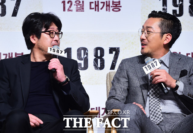 영화 1987 제작보고회가 22일 오전 서울 강남구 CGV 압구정점에서 열린 가운데 배우 김윤석(왼쪽)과 하정우가 취재진의 질문에 답변을 하고 있다. / 배정한 기자