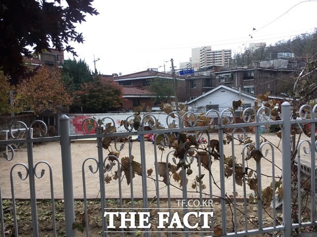 썰렁한 분위기의 유치원 놀이터. 학부모 A씨는 너무 충격을 받아 아이를 유치원에 보내지 못하고 있다고 말했다. /김소희 기자