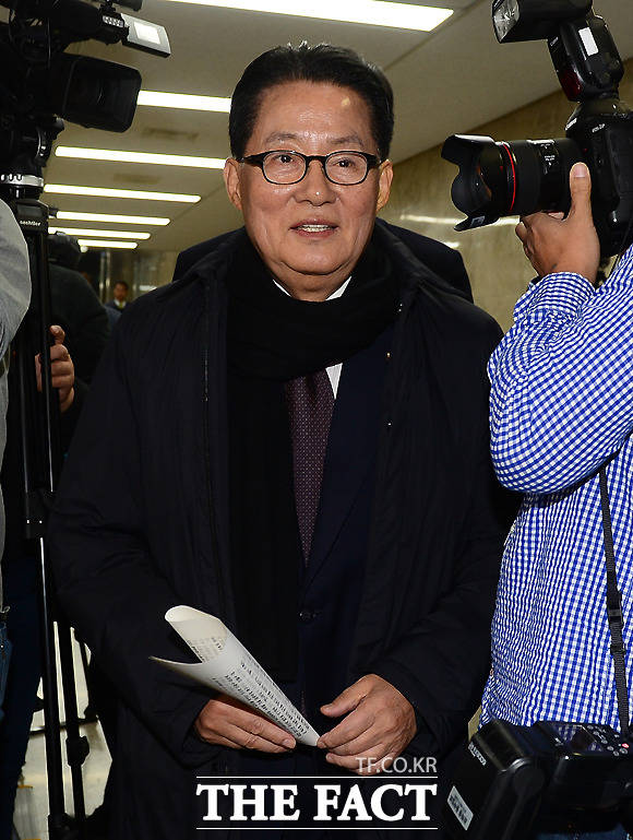 박지원 국민의당 의원이 21일 오후 서울 여의도 국회에서 바른정당과의 연대 ·통합문제를 논의하기 위해 열린 의원총회에 참석하고 있다. /이새롬 기자