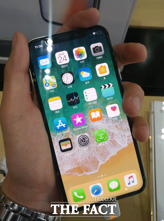 애플 아이폰X(텐)은 한 손으로도 충분히 조작할 수 있는 크기를 갖추고 있다. /광화문=이성락 기자