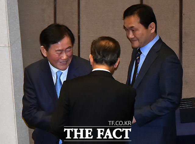 국정원으로부터 특활비 1억원을 뇌물로 받은 의혹을 받고 있는 최경환 의원이 24일 국회 본회의장에서 한국당 의원들과 이야기를 나누고 있다. /국회=이새롬 기자