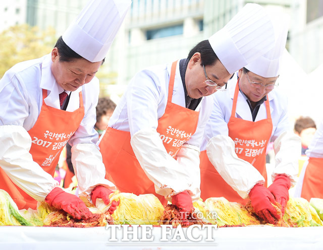 김장 담그는 김영록 농림축산식품부 장관(가운데)과 김병원 농협중앙회 회장(왼쪽)