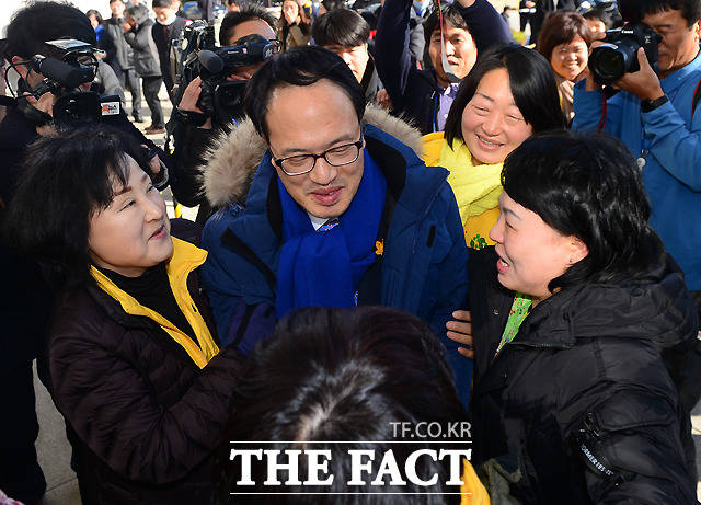 유가족들과 함께 기뻐하는 박주민 의원.