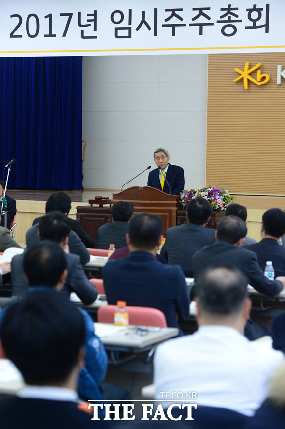 지난 20일 KB금융지주 임시주주총회가 열린 가운데 일부 주주들 사이에서 고성이 오갔다. /남윤호 기자