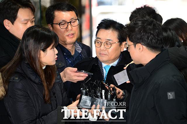 법원은 뇌물 수수 혐의 등을 받고 있는 전병헌 전 청와대 정무수석비서관의 구속영장을 25일 기각했다. 범행관여여부에 대한 다툼의 여지가 있다는 판단에서다. 전 전 수석이 24일 오전 서울 서초구 서울중앙지방법원에서 열린 영장 실질심사에 출석하고 있다./남용희 기자