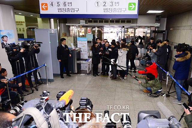 전병헌 전 청와대 정무수석비서관이 24일 오전 서울 서초구 서울중앙지방법원에서 열린 영장 실질심사에 출석해 취재진의 질문에 답하고 있다.